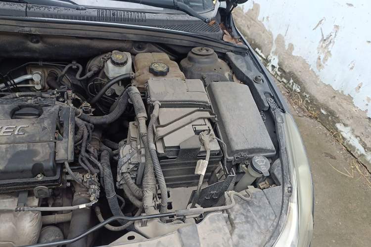 Used Chevrolet Cruze 2013 1.6L SL MT Engine Bay Left