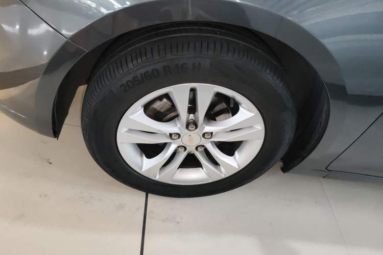 Used Chevrolet Cruze 2013 Hatchback 1.6L Manual Luxury Model Exterior 2