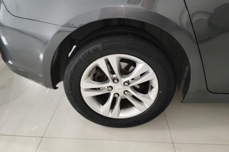 Used Chevrolet Cruze 2013 Hatchback 1.6L Manual Luxury Model Exterior 3