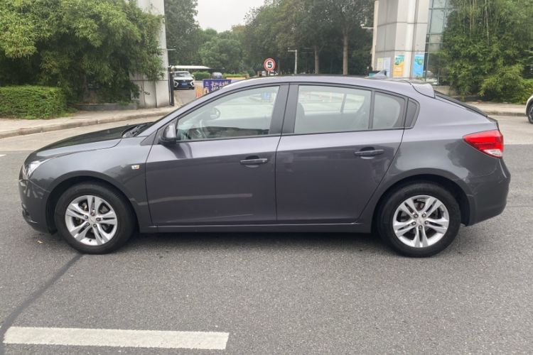 Used Chevrolet Cruze 2013 Hatchback 1.6L Manual Luxury Model Exterior 7