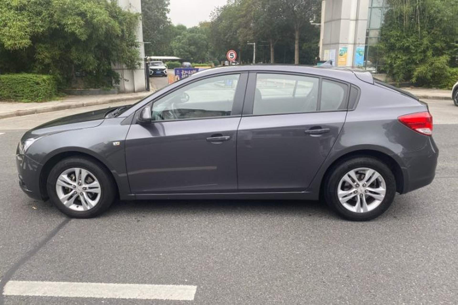 Used Chevrolet Cruze 2013 Hatchback 1.6L Manual Luxury Model Exterior 7