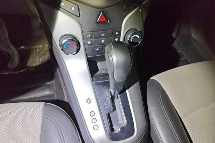 Used Chevrolet Cruze 2013 1.8L SE AT Gear Lever