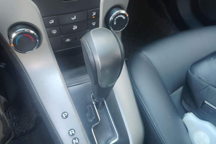 Used Chevrolet Cruze 2013 1.8L SE AT Gear Lever