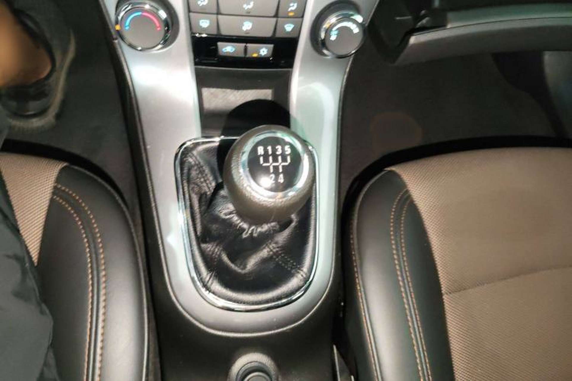 Used Chevrolet Cruze 2013 Hatchback 1.6L Manual Luxury Model Gear Lever