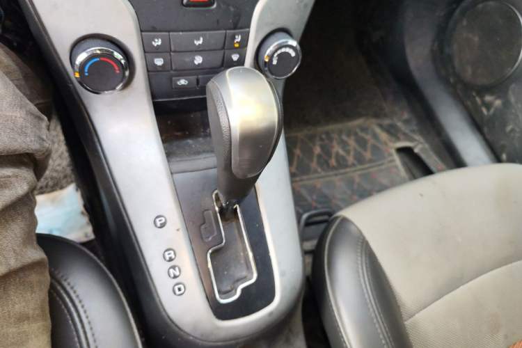 Used Chevrolet Cruze 2013 1.8L SE AT Gear Lever