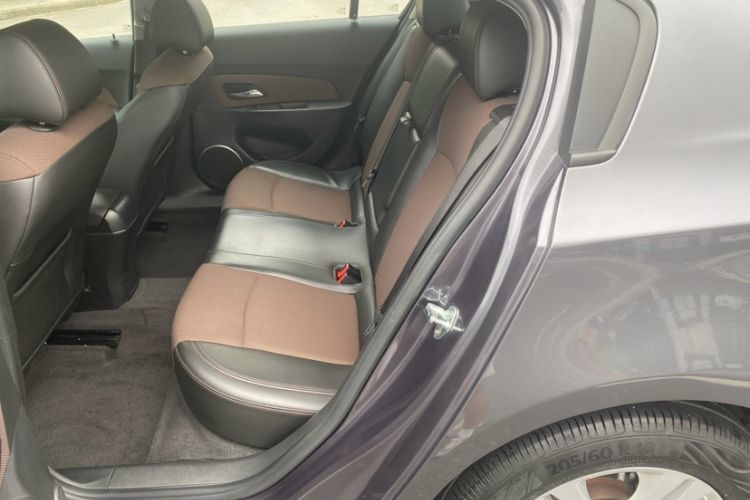 Used Chevrolet Cruze 2013 Hatchback 1.6L Manual Luxury Model Interior 2
