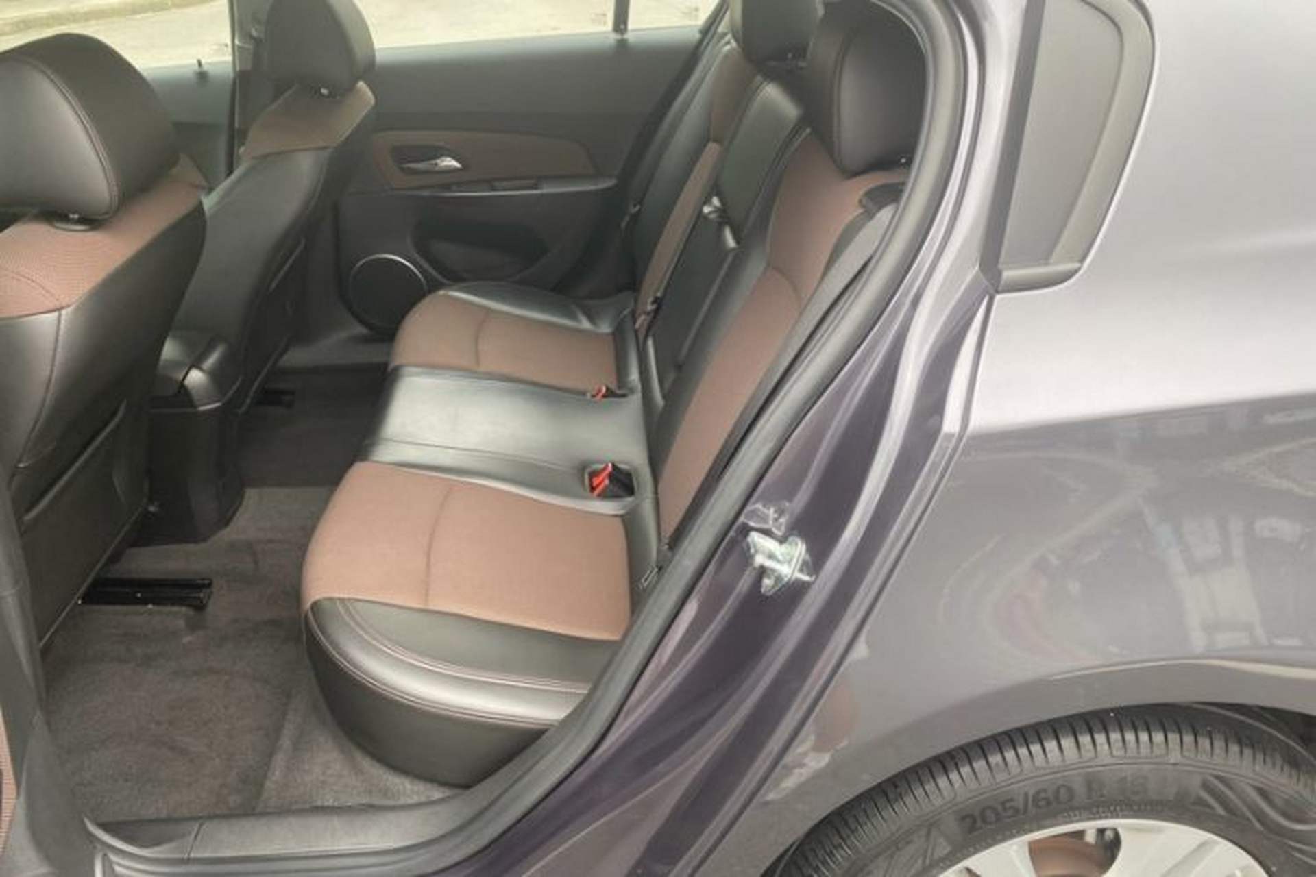 Used Chevrolet Cruze 2013 Hatchback 1.6L Manual Luxury Model Interior 2