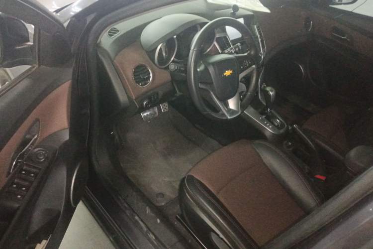 Used Chevrolet Cruze 2013 Hatchback 1.6L Automatic Luxury Model Interior 3