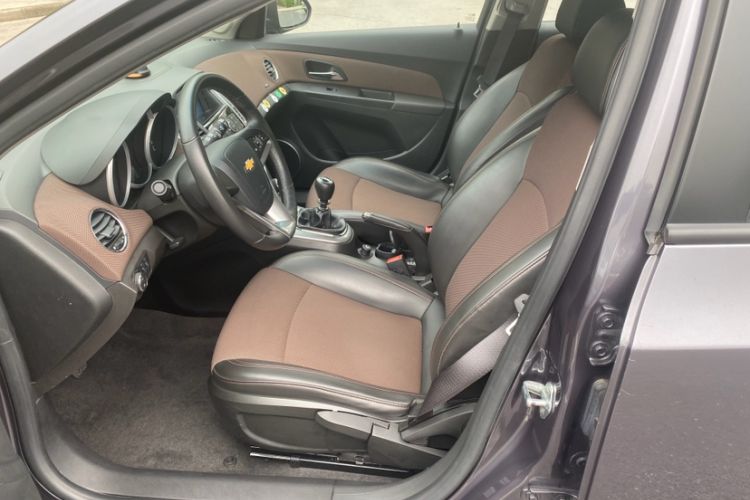 Used Chevrolet Cruze 2013 Hatchback 1.6L Manual Luxury Model Interior 3