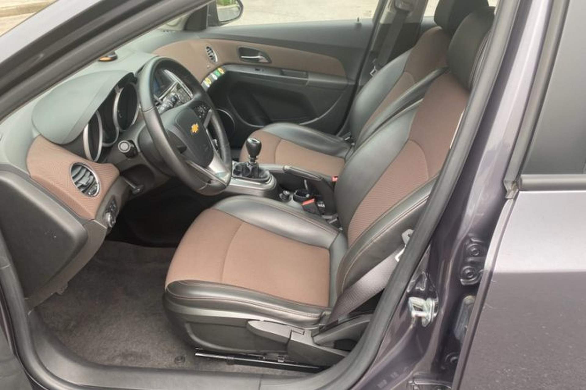 Used Chevrolet Cruze 2013 Hatchback 1.6L Manual Luxury Model Interior 3