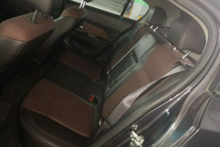 Used Chevrolet Cruze 2013 Hatchback 1.6L Automatic Luxury Model Interior 4