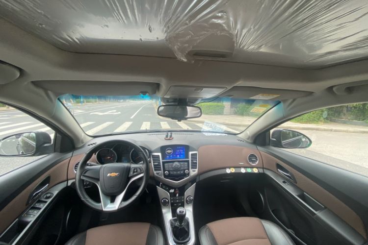 Used Chevrolet Cruze 2013 Hatchback 1.6L Manual Luxury Model Interior 4