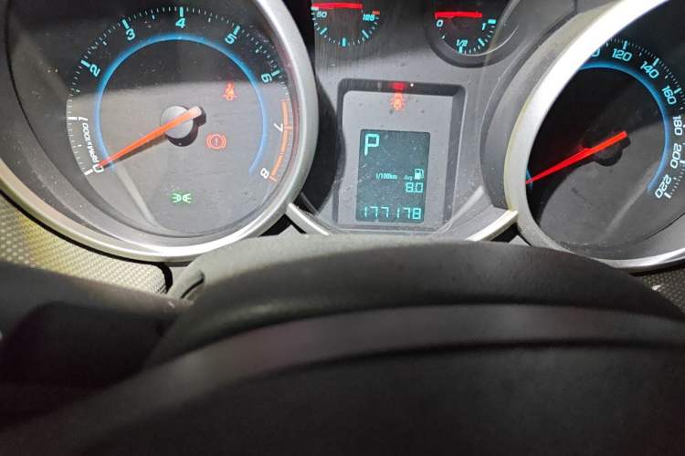 Used Chevrolet Cruze 2013 1.8L SE AT Odometer Close Up