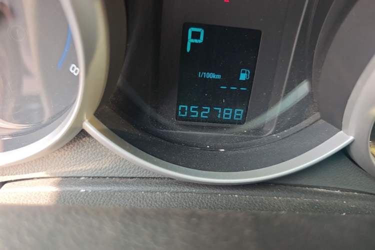 Used Chevrolet Cruze 2013 1.6L SE AT Odometer Close Up