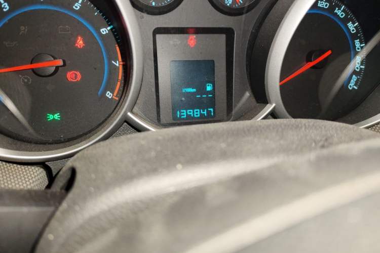 Used Chevrolet Cruze 2013 1.6L SL MT Odometer Close Up