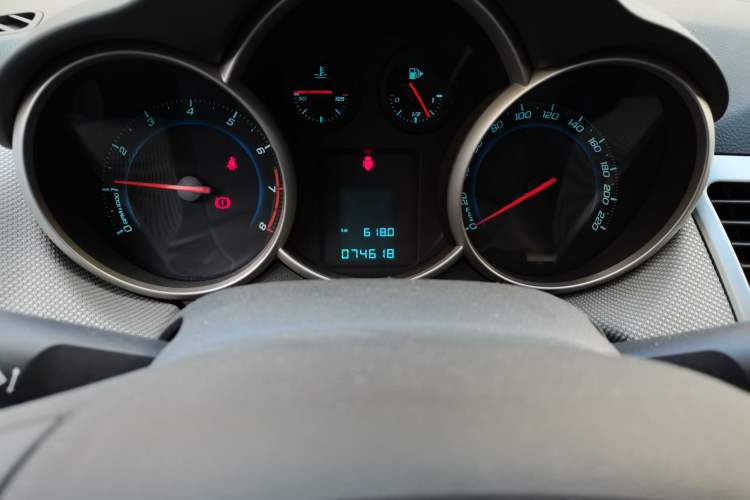 Used Chevrolet Cruze 2013 1.6L SE MT Odometer Close Up
