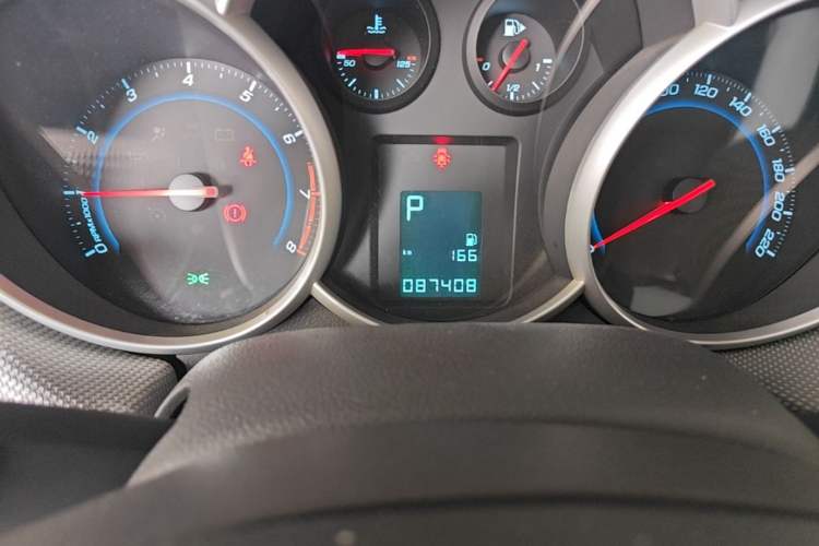 Used Chevrolet Cruze 2013 1.6L SE AT Odometer Close Up