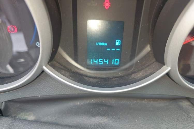Used Chevrolet Cruze 2013 1.6L SE MT Odometer Close Up