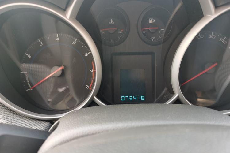 Used Chevrolet Cruze 2013 1.6L SE MT Odometer Close Up