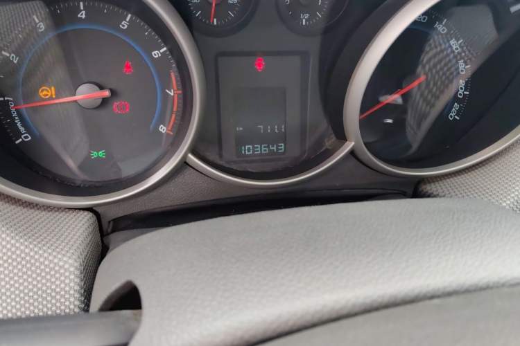 Used Chevrolet Cruze 2013 1.6L SE MT Odometer Close Up