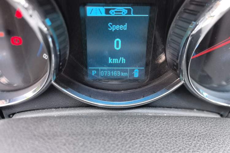 Used Chevrolet Cruze 2013 1.8L SX AT Odometer Close Up