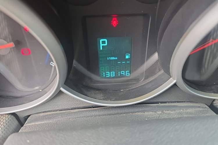 Used Chevrolet Cruze 2013 1.8L SE AT Odometer Close Up