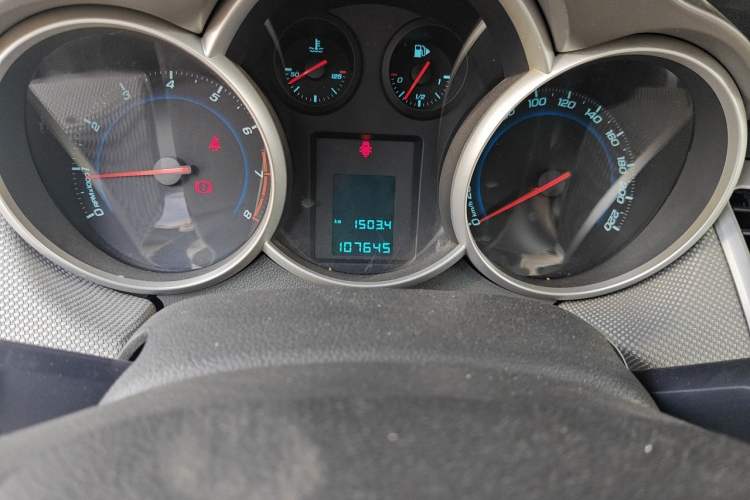 Used Chevrolet Cruze 2013 1.6L SE MT Odometer Close Up