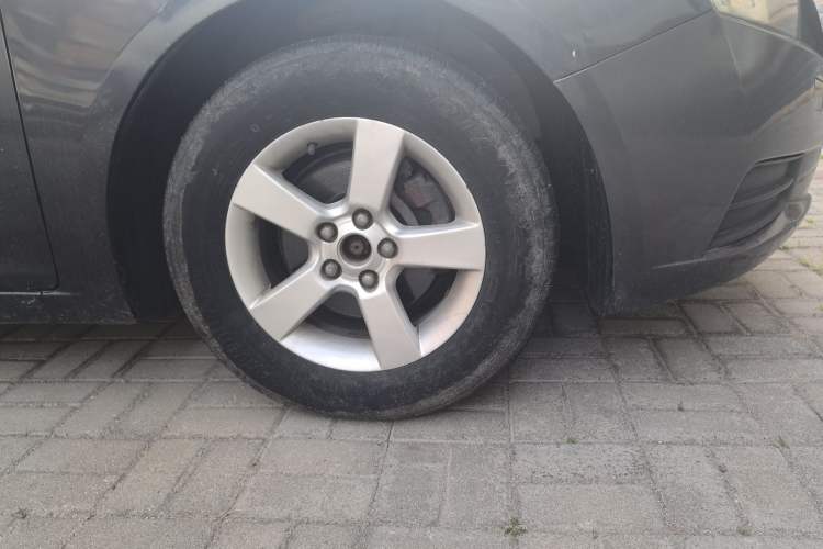 Used Chevrolet Cruze 2013 1.6L SL Sunroof Edition MT Right Front Wheel Hub