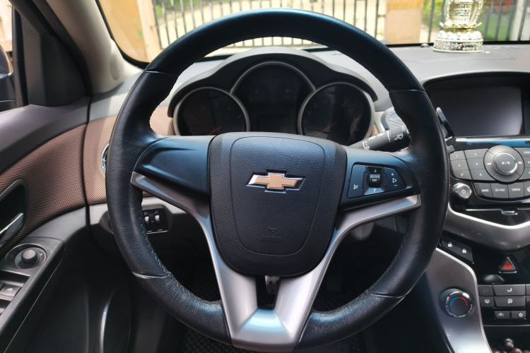 Used Chevrolet Cruze 2013 Hatchback 1.6L Automatic Luxury Model Steering Wheel