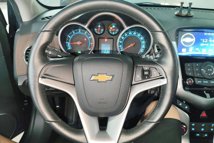 Used Chevrolet Cruze 2013 Hatchback 1.6L Manual Luxury Model Steering Wheel