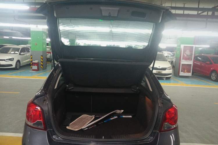Used Chevrolet Cruze 2013 Hatchback 1.6L Automatic Luxury Model Trunk