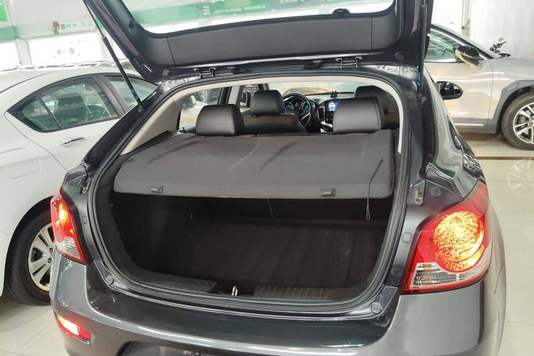 Used Chevrolet Cruze 2013 Hatchback 1.6L Manual Luxury Model Trunk