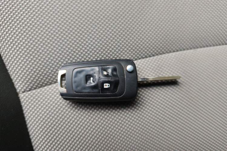 Used Chevrolet Cruze 2013 1.6L SL Grand Edition Manual Transmission Vehicle Key