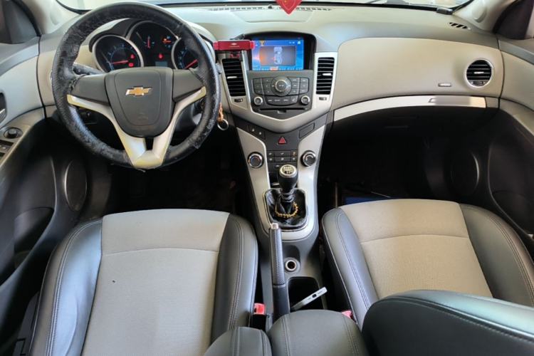 Used Chevrolet Cruze 2013 1.6L SL Grand Edition Manual Transmission Center Console
