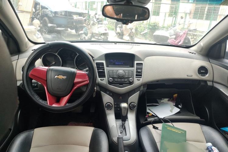 Used Chevrolet Cruze 2013 1.8L SE AT Center Console