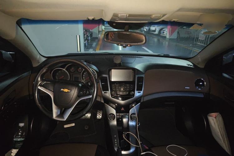 Used Chevrolet Cruze 2013 Hatchback 1.6L Automatic Luxury Model Center Console