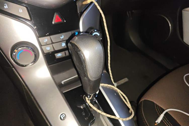Used Chevrolet Cruze 2013 Hatchback 1.6L Automatic Luxury Model Gear Lever