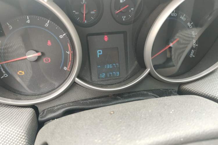 Used Chevrolet Cruze 2013 1.8L SE AT Odometer Close Up