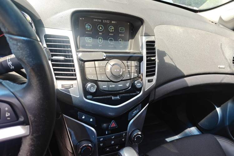Used Chevrolet Cruze 2013 Hatchback 1.6T Automatic Flagship Model Audio And AC Panel