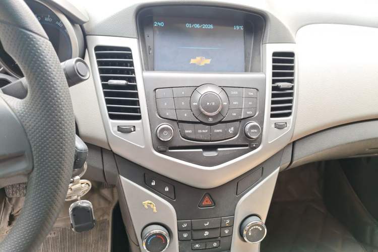 Used Chevrolet Cruze 2013 1.6L SL MT Audio And AC Panel