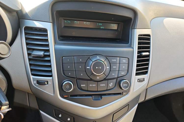 Used Chevrolet Cruze 2013 1.6L SL Grand Edition Automatic Audio And AC Panel
