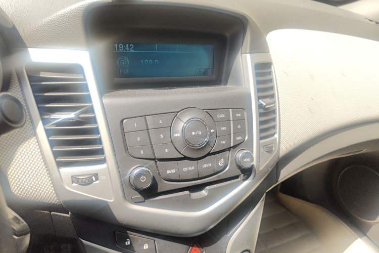Used Chevrolet Cruze 2013 1.6L SL Grand Edition Manual Transmission Audio And AC Panel