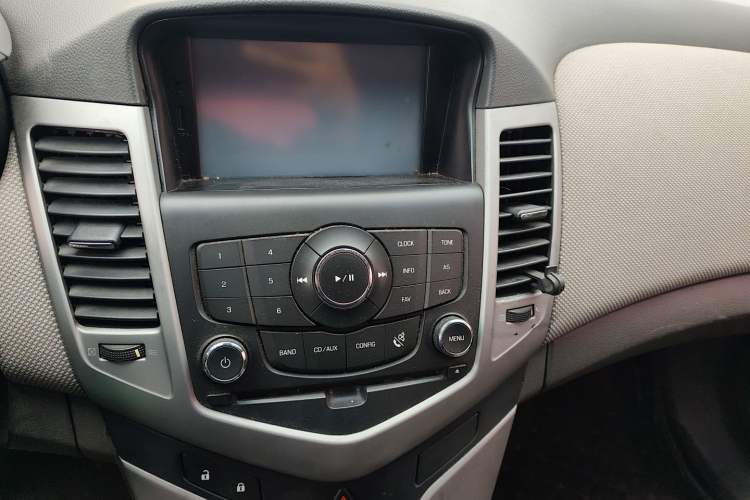 Used Chevrolet Cruze 2013 1.6L SE AT Audio And AC Panel
