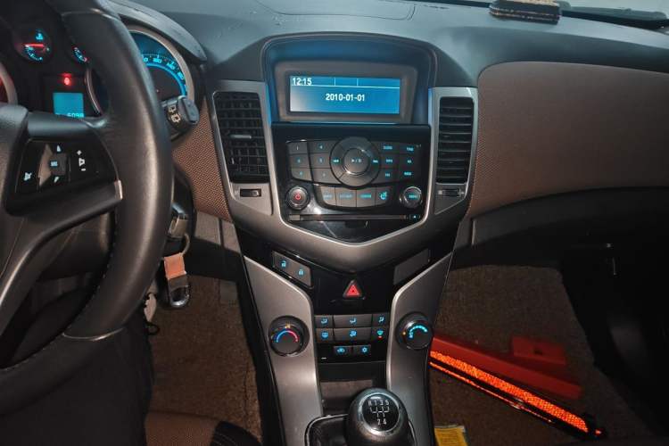 Used Chevrolet Cruze 2013 Hatchback 1.6L Manual Luxury Model Audio And AC Panel