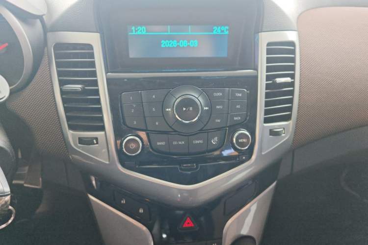 Used Chevrolet Cruze 2013 Hatchback 1.6L Manual Luxury Model Audio And AC Panel