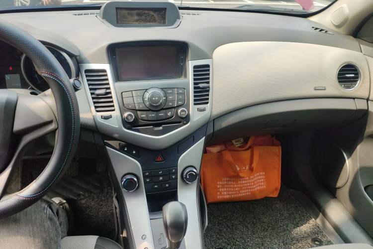 Used Chevrolet Cruze 2013 1.8L SE AT Audio And AC Panel