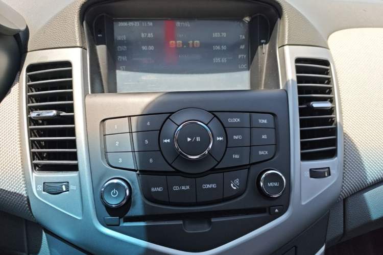 Used Chevrolet Cruze 2013 1.8L SE AT Audio And AC Panel