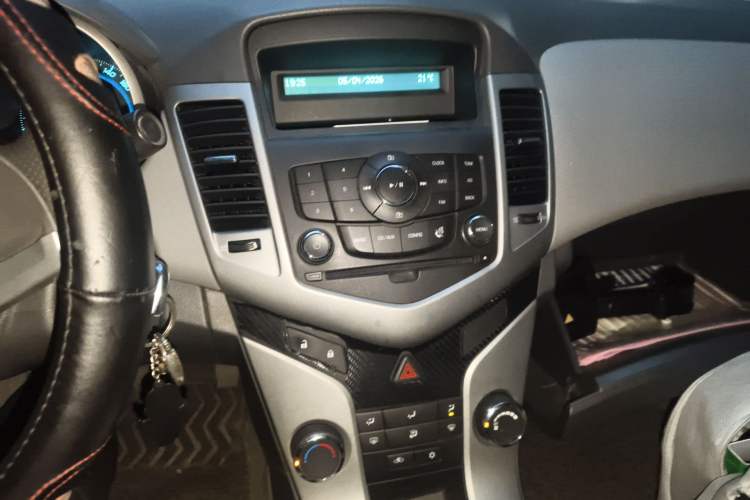 Used Chevrolet Cruze 2013 1.6L SL MT Audio And AC Panel