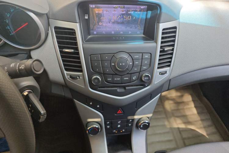 Used Chevrolet Cruze 2013 1.6L SE MT Audio And AC Panel