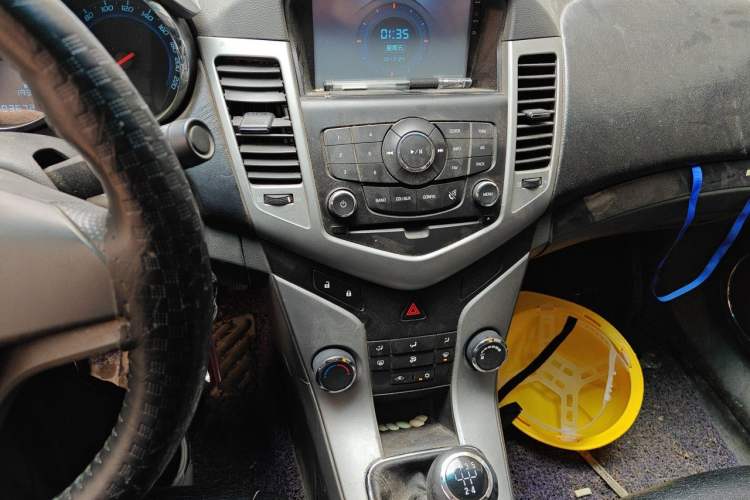 Used Chevrolet Cruze 2013 1.6L SE MT Audio And AC Panel